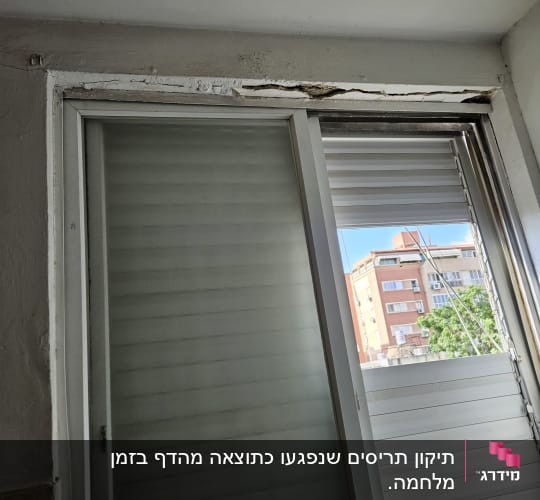 תריסים וחלון עם קיר מתקלף